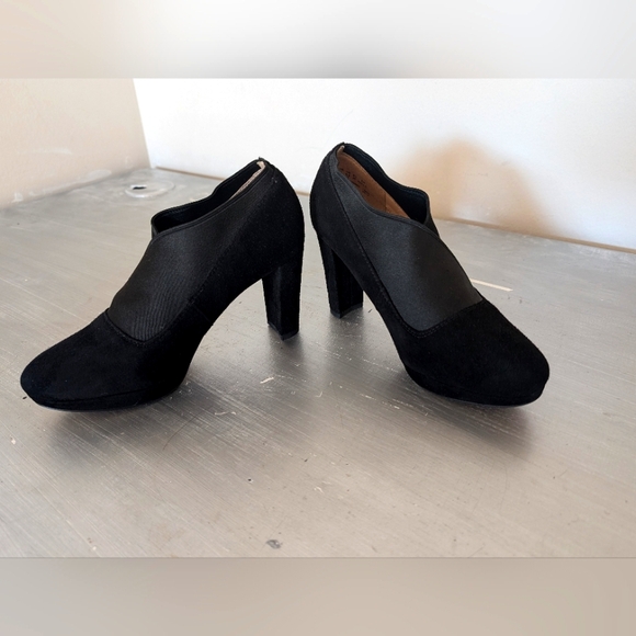 Clarks  Black Suede Kendra  Block Heels Pump Classic  Elegant Size 6.5 M - Picture 4 of 8